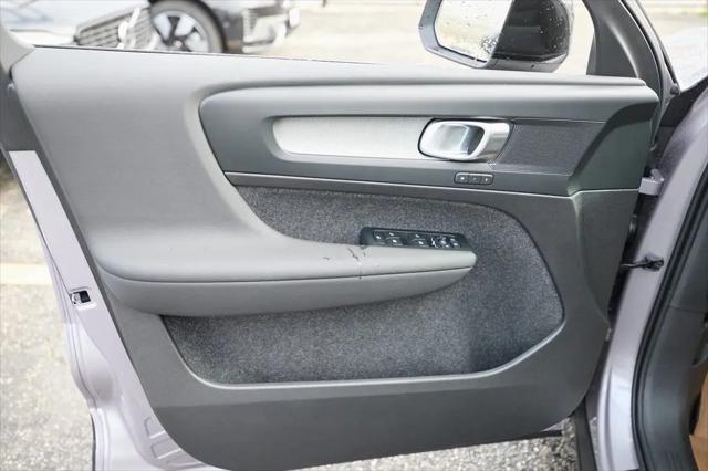 2026 Volvo XC40 Core, B5 AWD Gas (mild hybrid), Dark