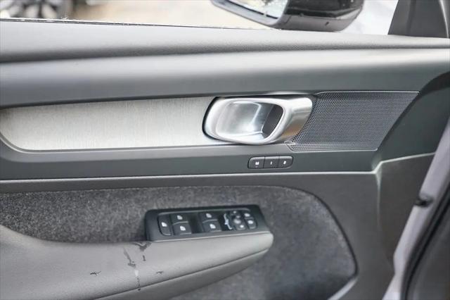 2026 Volvo XC40 Core, B5 AWD Gas (mild hybrid), Dark