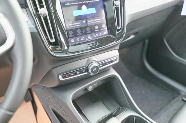2026 Volvo XC40 Core, B5 AWD Gas (mild hybrid), Dark