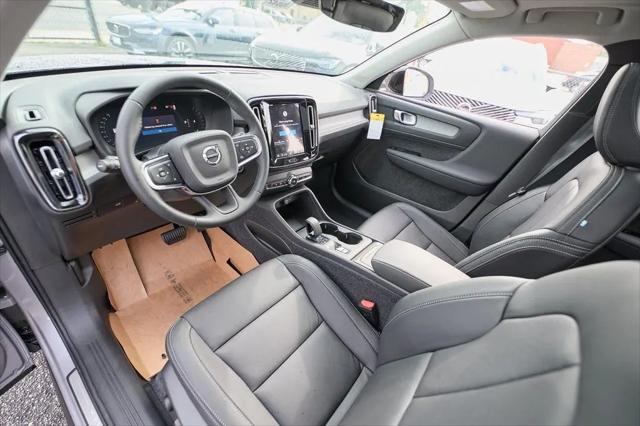 2026 Volvo XC40 Core, B5 AWD Gas (mild hybrid), Dark