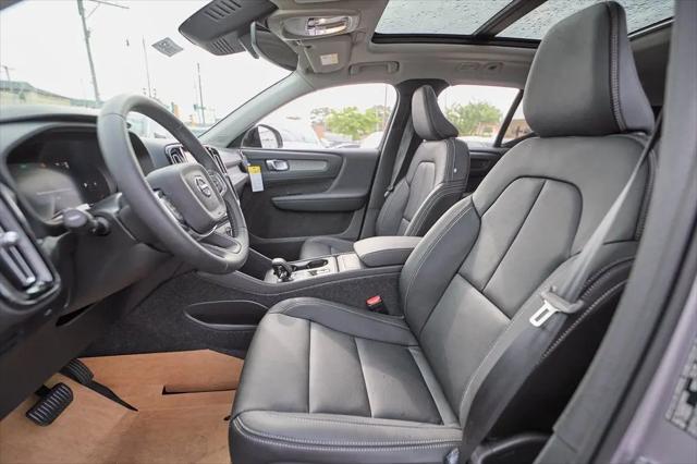 2026 Volvo XC40 Core, B5 AWD Gas (mild hybrid), Dark