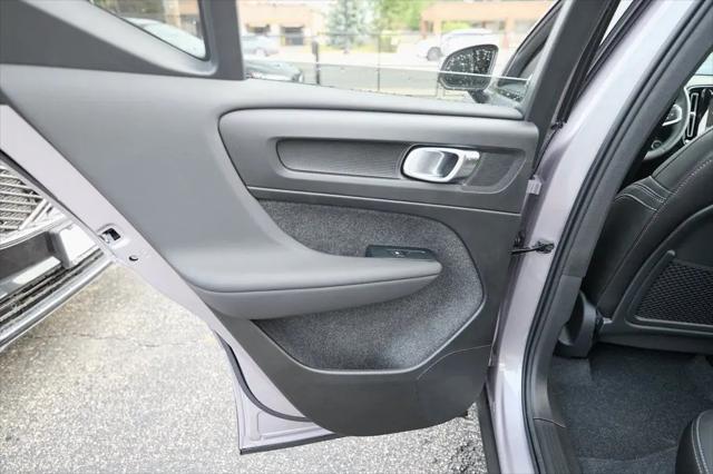2026 Volvo XC40 Core, B5 AWD Gas (mild hybrid), Dark