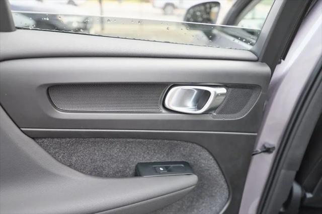 2026 Volvo XC40 Core, B5 AWD Gas (mild hybrid), Dark