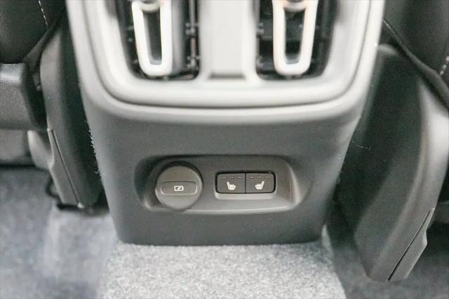 2026 Volvo XC40 Core, B5 AWD Gas (mild hybrid), Dark