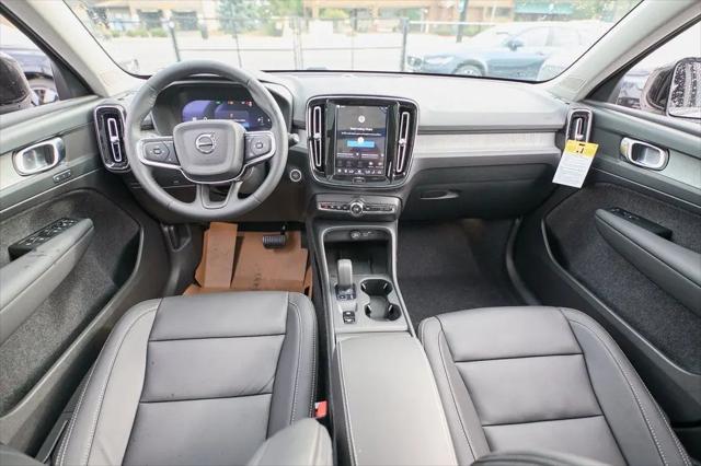 2026 Volvo XC40 Core, B5 AWD Gas (mild hybrid), Dark