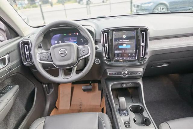 2026 Volvo XC40 Core, B5 AWD Gas (mild hybrid), Dark