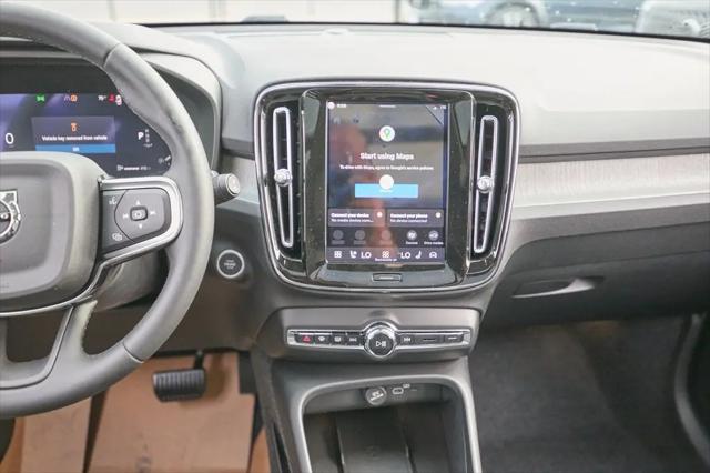 2026 Volvo XC40 Core, B5 AWD Gas (mild hybrid), Dark
