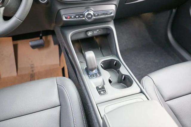2026 Volvo XC40 Core, B5 AWD Gas (mild hybrid), Dark