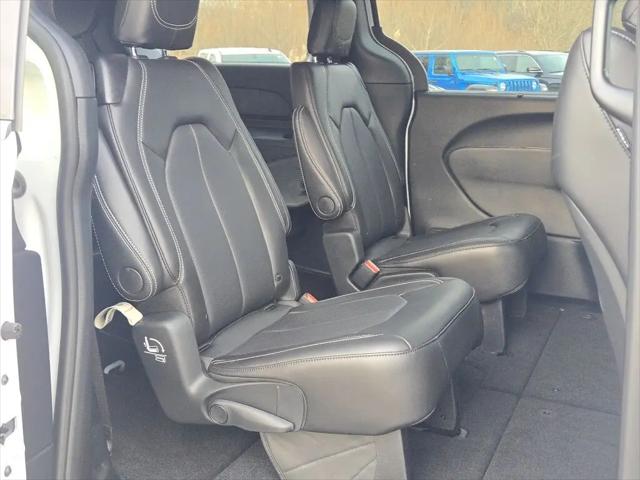 2025 Chrysler Voyager LX