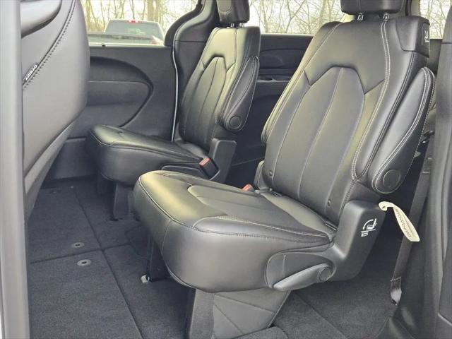2025 Chrysler Voyager LX