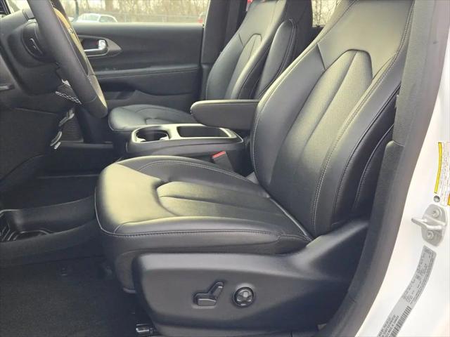 2025 Chrysler Voyager LX