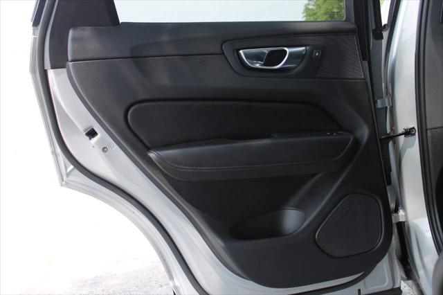 2024 Volvo XC60 B5 Core Dark Theme