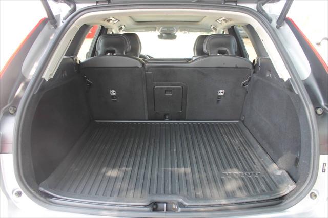 2024 Volvo XC60 B5 Core Dark Theme
