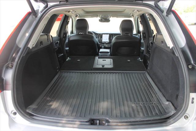2024 Volvo XC60 B5 Core Dark Theme