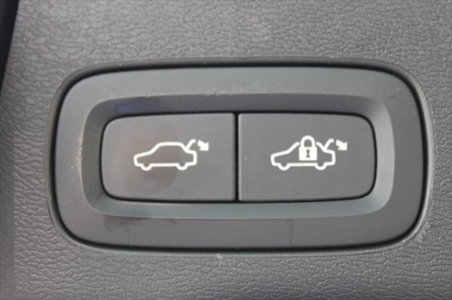 2024 Volvo XC60 B5 Core Dark Theme