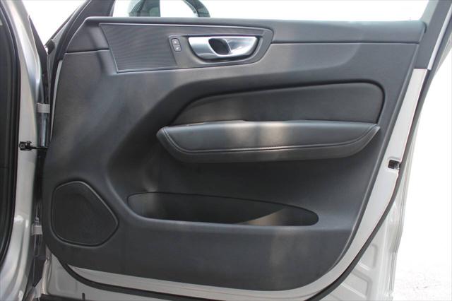 2024 Volvo XC60 B5 Core Dark Theme