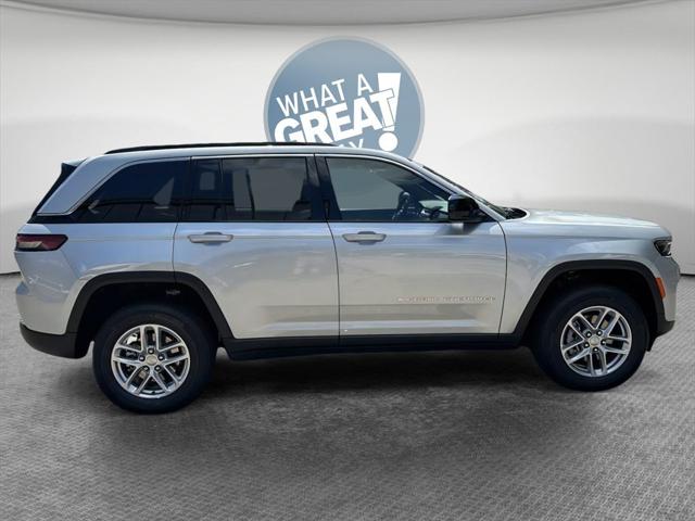 2025 Jeep Grand Cherokee GRAND CHEROKEE LAREDO X 4X4