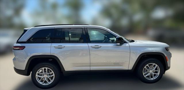 2025 Jeep Grand Cherokee GRAND CHEROKEE LAREDO X 4X4