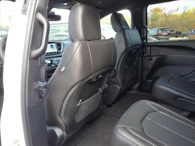 2026 Chrysler Pacifica Select AWD