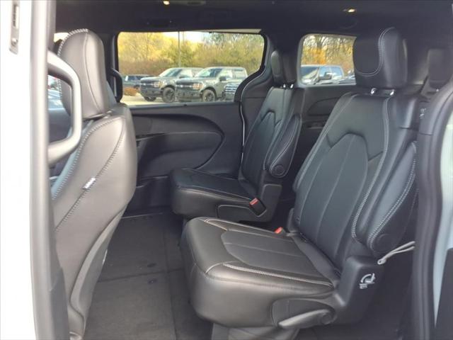 2026 Chrysler Pacifica Select AWD