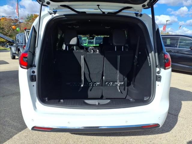2026 Chrysler Pacifica Select AWD