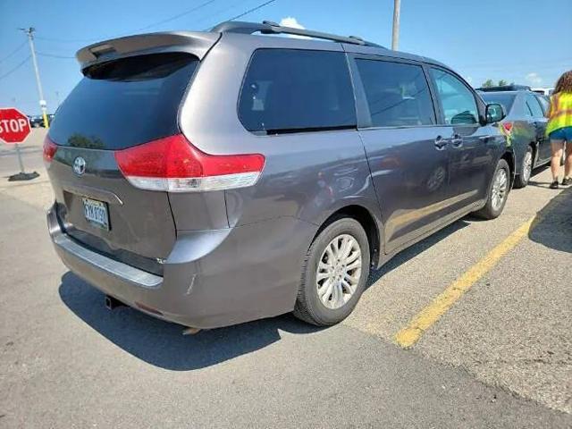 2013 Toyota Sienna XLE V6 8 Passenger
