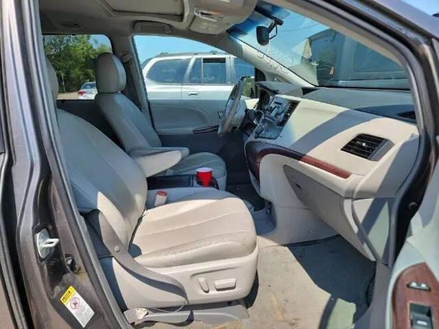 2013 Toyota Sienna XLE V6 8 Passenger