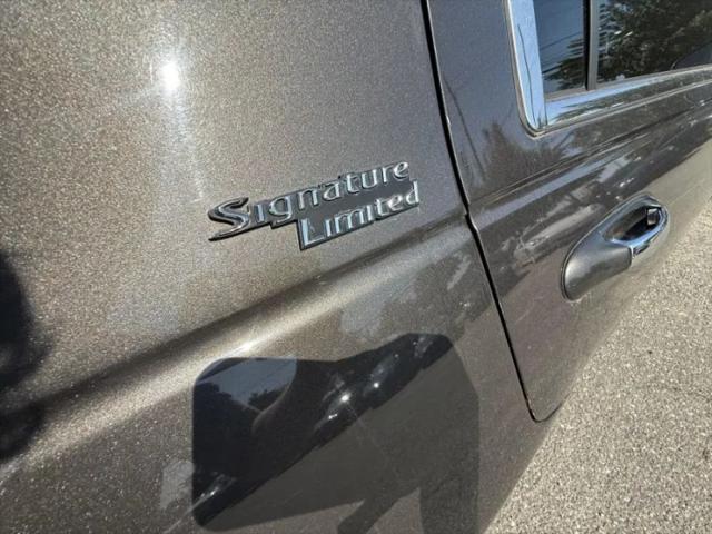 2005 Lincoln Town Car Signature Limited