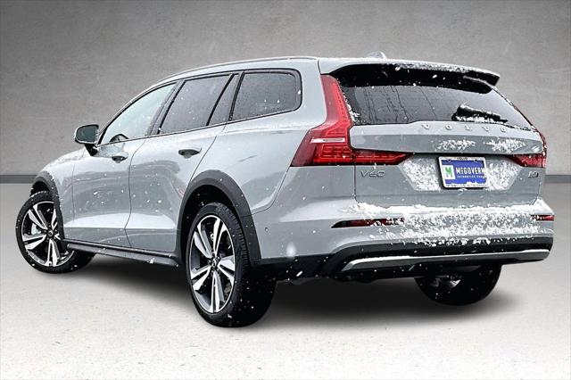 2026 Volvo V60 Cross Country Plus, B5 AWD Gas (mild hybrid)
