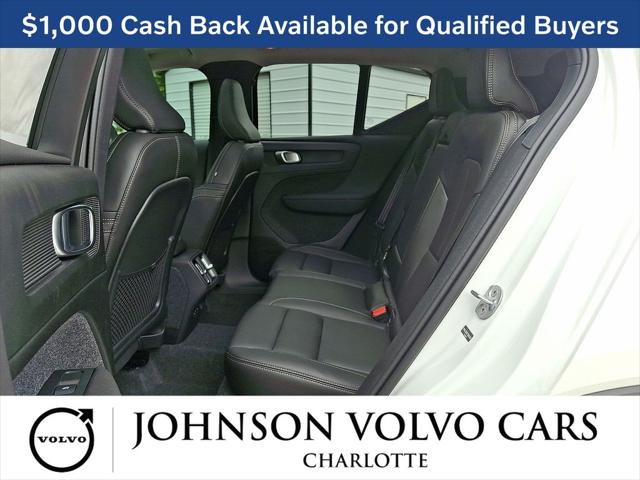 2026 Volvo XC40 Ultra, B5 AWD Gas (mild hybrid), Dark