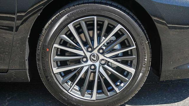 2025 Lexus ES 300h Unknown