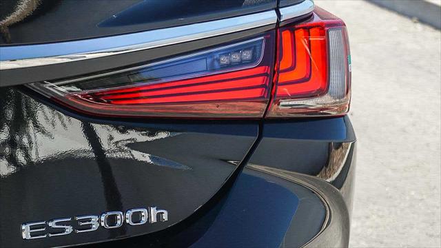 2025 Lexus ES 300h Unknown