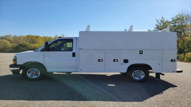 2025 GMC Savana Cutaway Work Van
