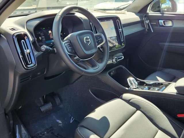 2026 Volvo XC40 Ultra, B5 AWD Gas (mild hybrid), Dark