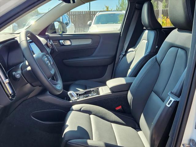 2026 Volvo XC40 Ultra, B5 AWD Gas (mild hybrid), Dark