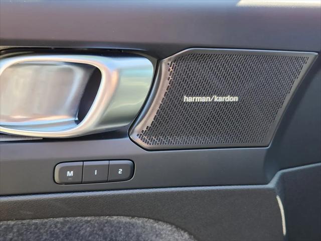 2026 Volvo XC40 Ultra, B5 AWD Gas (mild hybrid), Dark