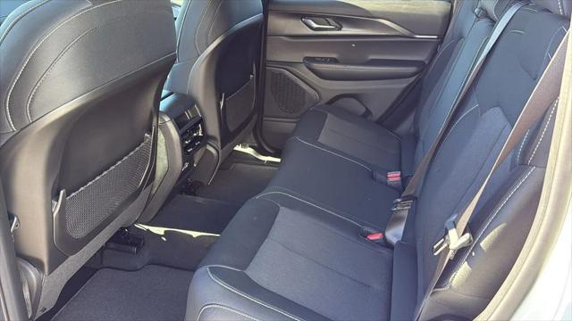 2025 Jeep Grand Cherokee Laredo 4x2