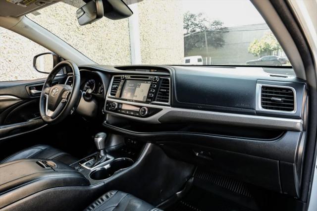 2017 Toyota Highlander SE