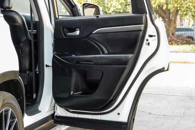 2017 Toyota Highlander SE
