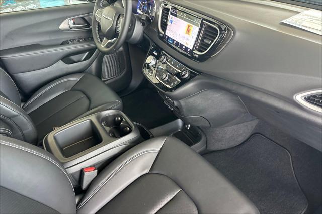 2025 Chrysler Voyager LX