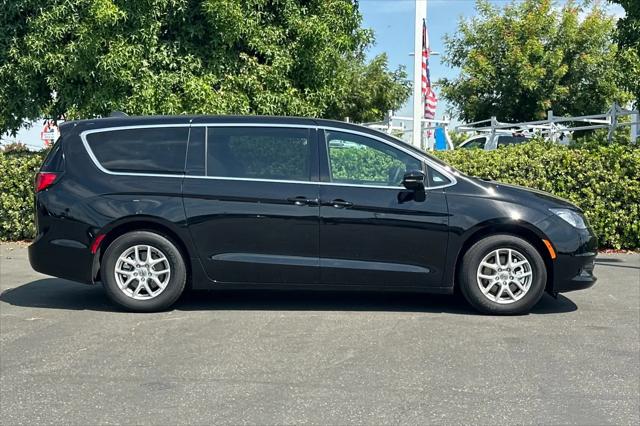 2025 Chrysler Voyager LX