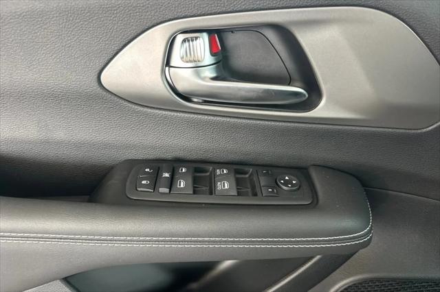 2025 Chrysler Voyager LX
