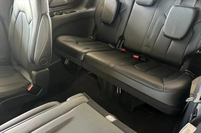 2025 Chrysler Voyager LX