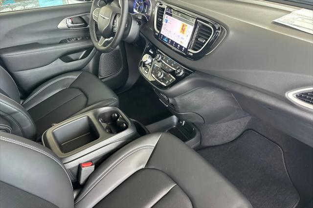 2025 Chrysler Voyager LX