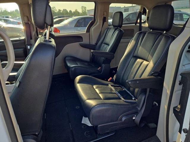 2016 Chrysler Town & Country Touring