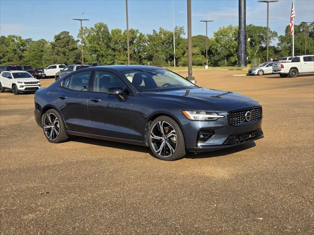 2024 Volvo S60 B5 Plus Dark Theme