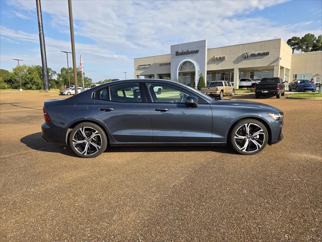 2024 Volvo S60 B5 Plus Dark Theme