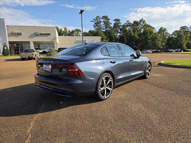 2024 Volvo S60 B5 Plus Dark Theme