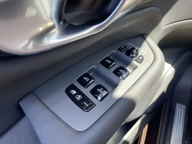2026 Volvo XC90 Ultra Dark Theme, B6 AWD Gas (mild hybrid), Gasoline, 7 Seats