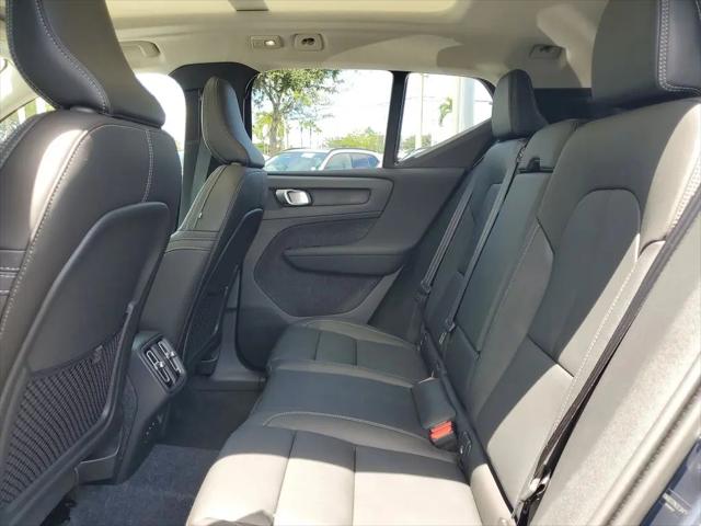 2026 Volvo XC40 Ultra, B5 AWD Gas (mild hybrid), Dark